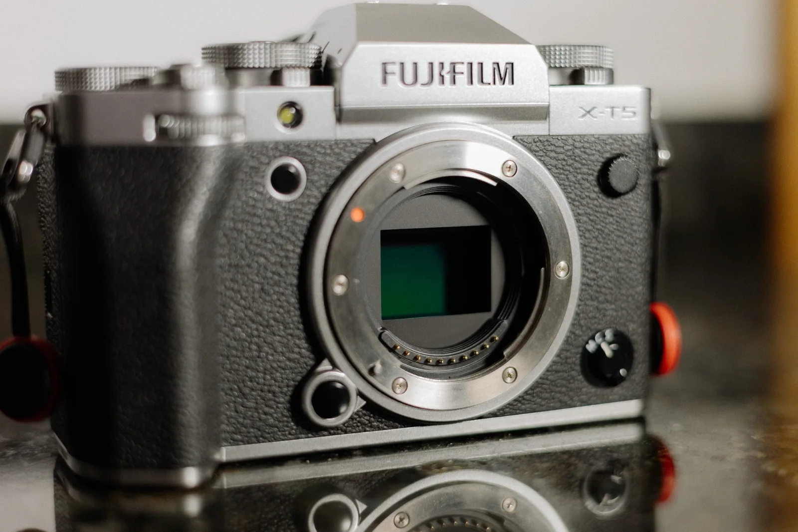 Fujifilm X-T5 Silver — 65 mil cliques e 2 baterias