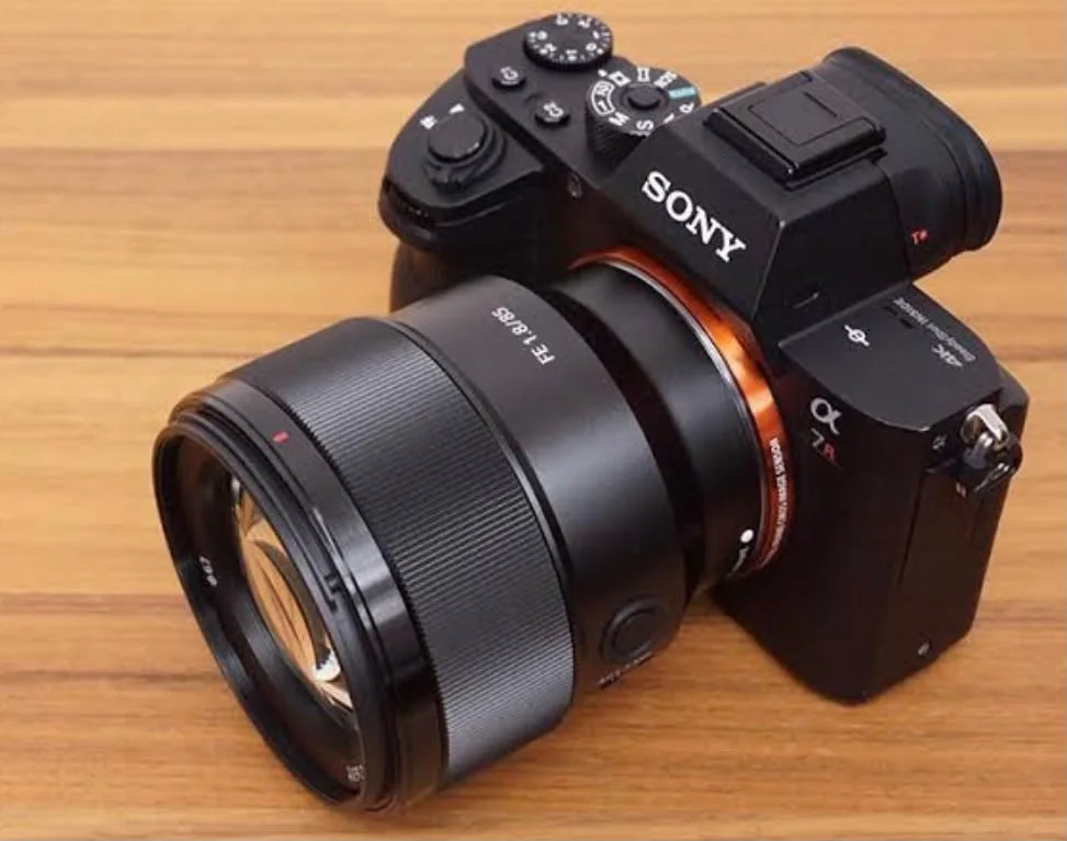 Sony a7 III — corpo sem lente, com alça e 1 bateria